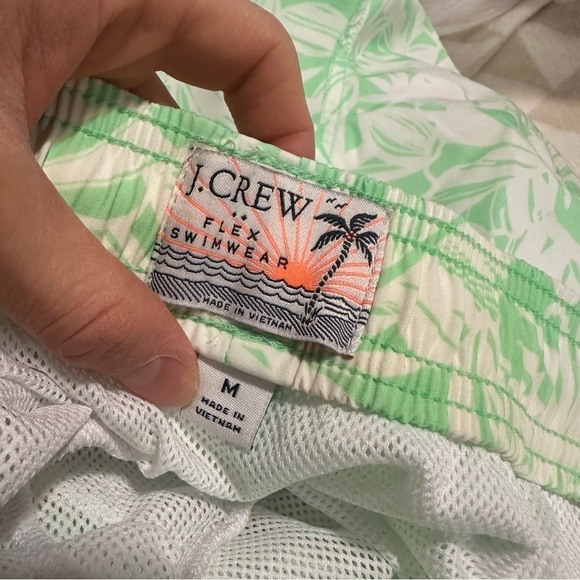 NWOT j crew apple sorbet white 6" printed swim trunk - Picture 5 of 6